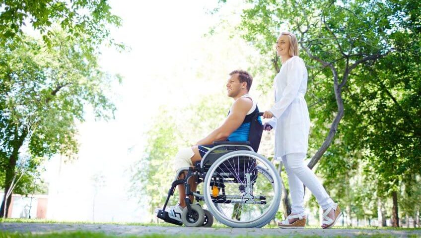 Persona en silla de ruedas como ejemplo de discapacidad, invalidez y discapacidad